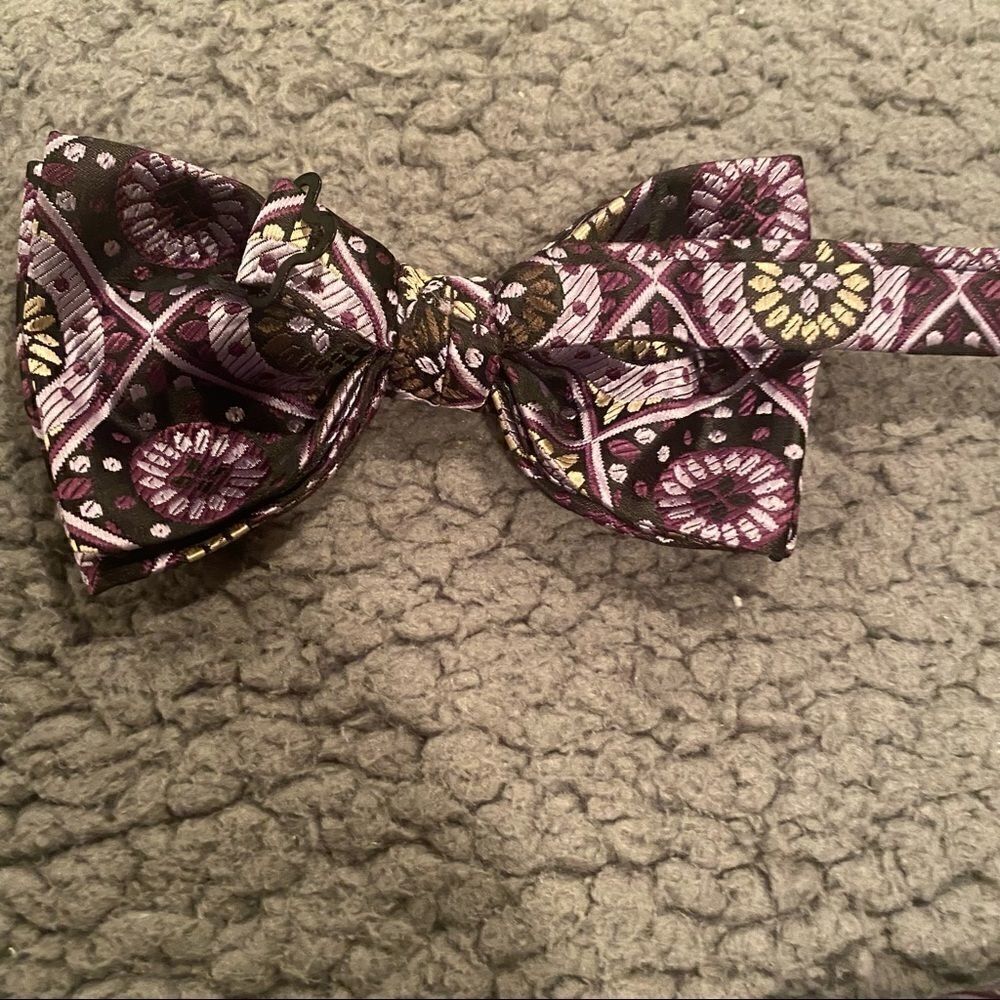 Bow Tie With Matching Pocket Square - Picture 4 of 5